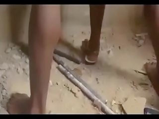আফ্রিকান nigerian বেশ্যা পাড়া ছেলেদের দলবদ্ধ একটি কুমারী / অংশ এক