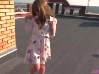 Glamour estudante em o roof virado em broche e canino caralho - ao ar livre