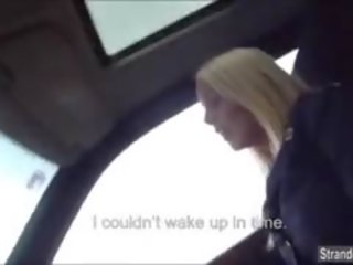 Blondynka stewardessa ma pierwszy czas samochód brudne wideo